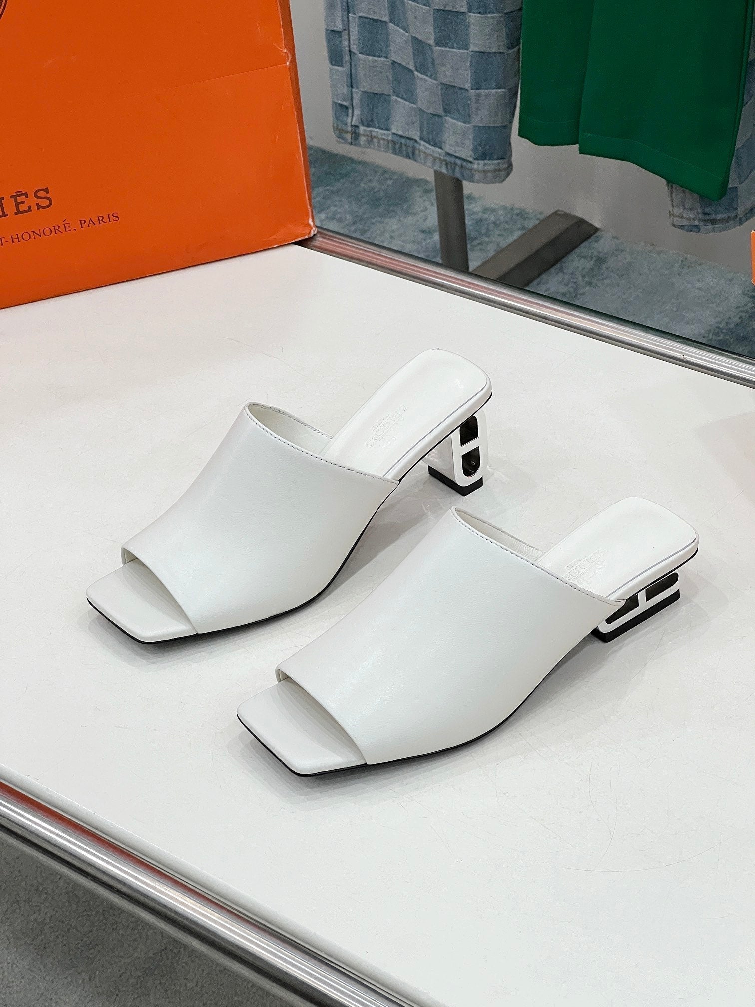 HERMES IDOLE SANDAL IN WHITE CALFSKIN